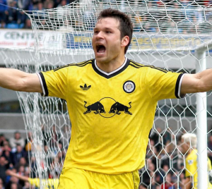 One of Leeds Utd best ever strikers Mr Viduka in our fab new kit ...I'll buy two